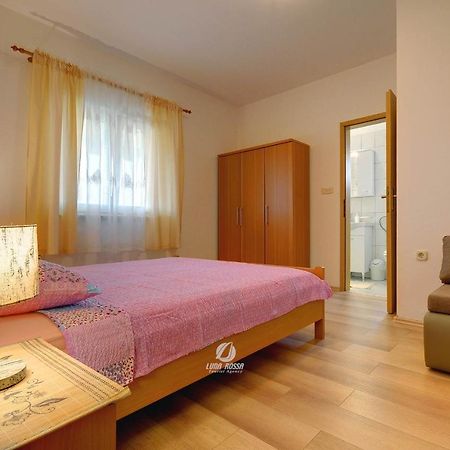 Apartment And Holiday Home Mladenka Pula Exterior foto