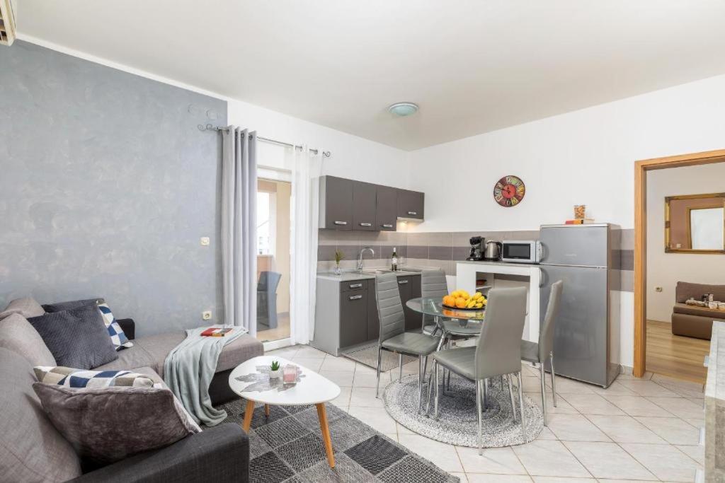 Apartment And Holiday Home Mladenka Pula Exterior foto