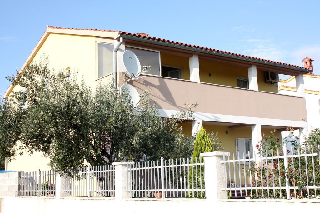 Apartment And Holiday Home Mladenka Pula Quarto foto