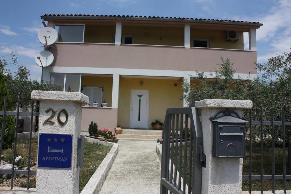 Apartment And Holiday Home Mladenka Pula Exterior foto