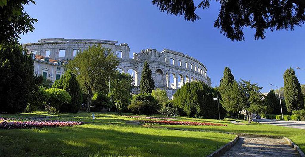 Apartment And Holiday Home Mladenka Pula Quarto foto