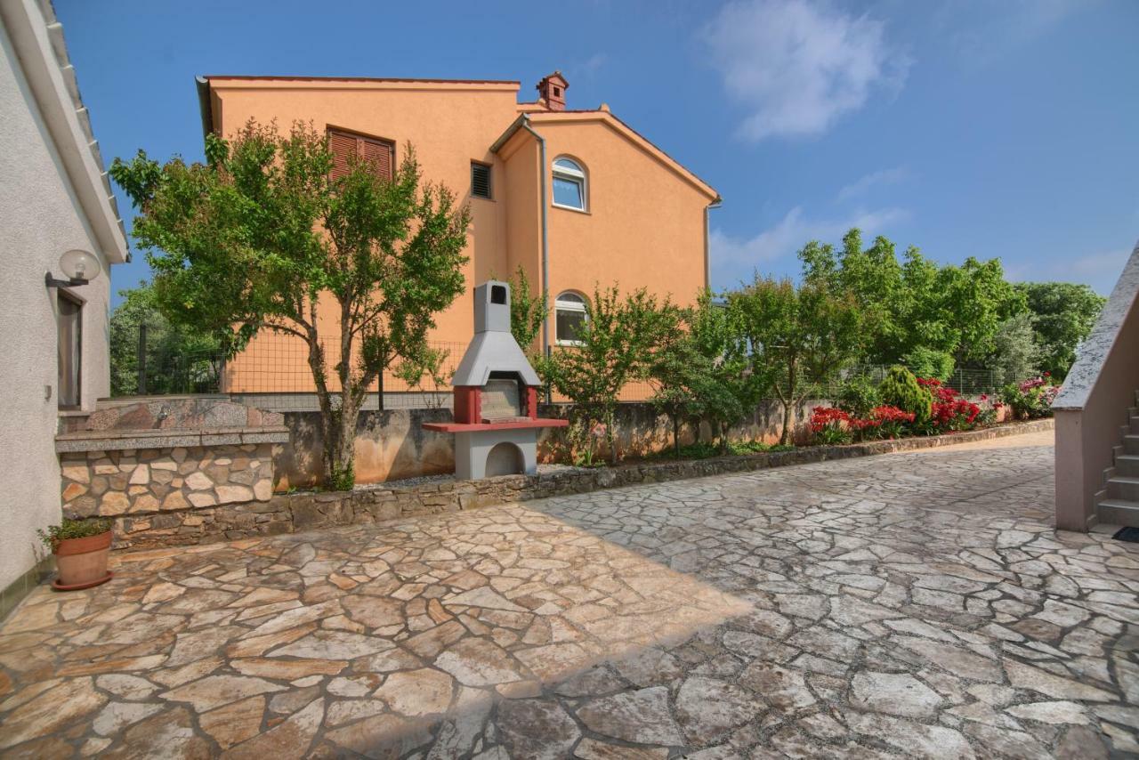 Apartment And Holiday Home Mladenka Pula Exterior foto