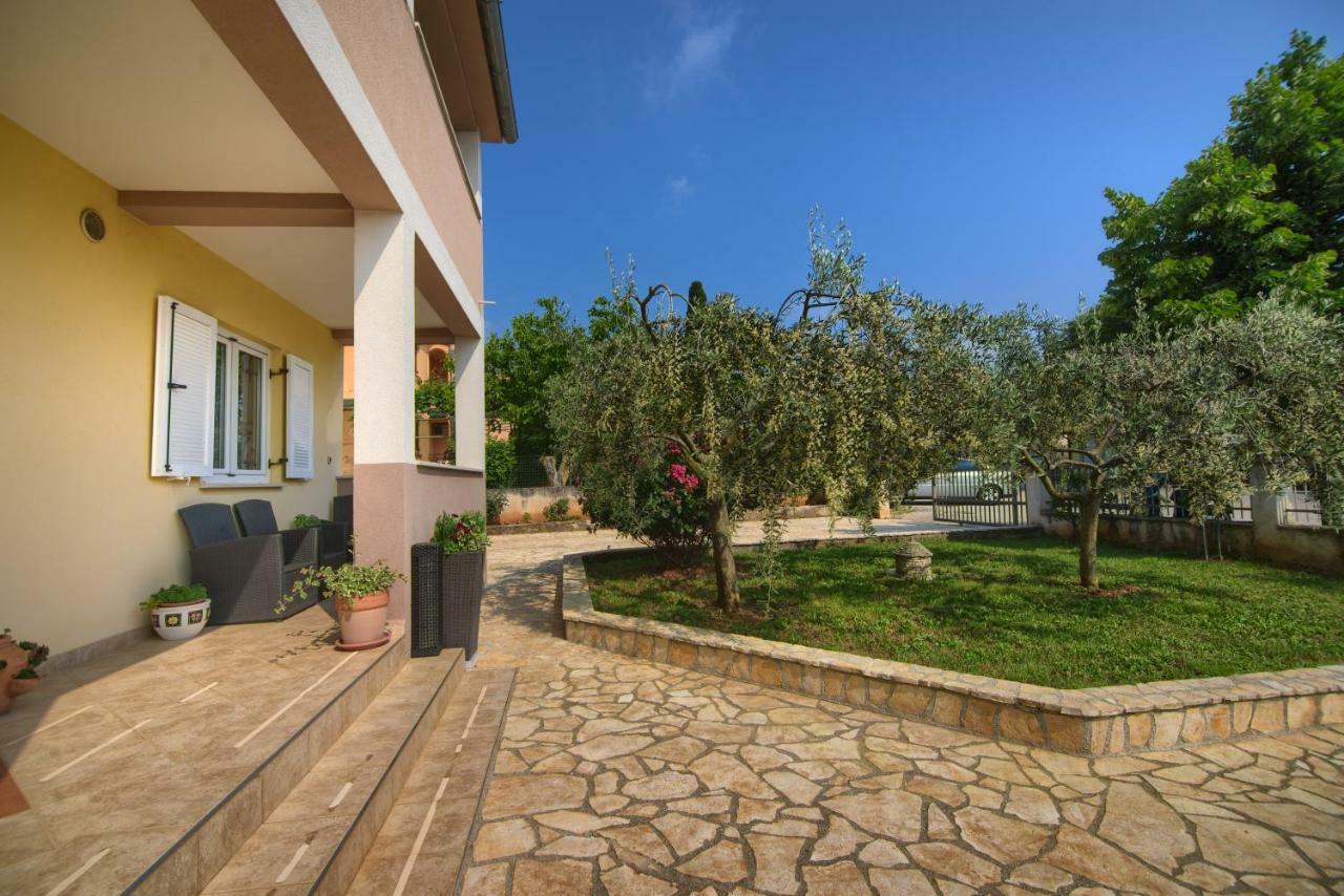 Apartment And Holiday Home Mladenka Pula Exterior foto