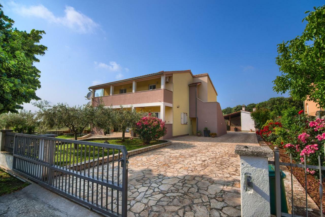 Apartment And Holiday Home Mladenka Pula Exterior foto