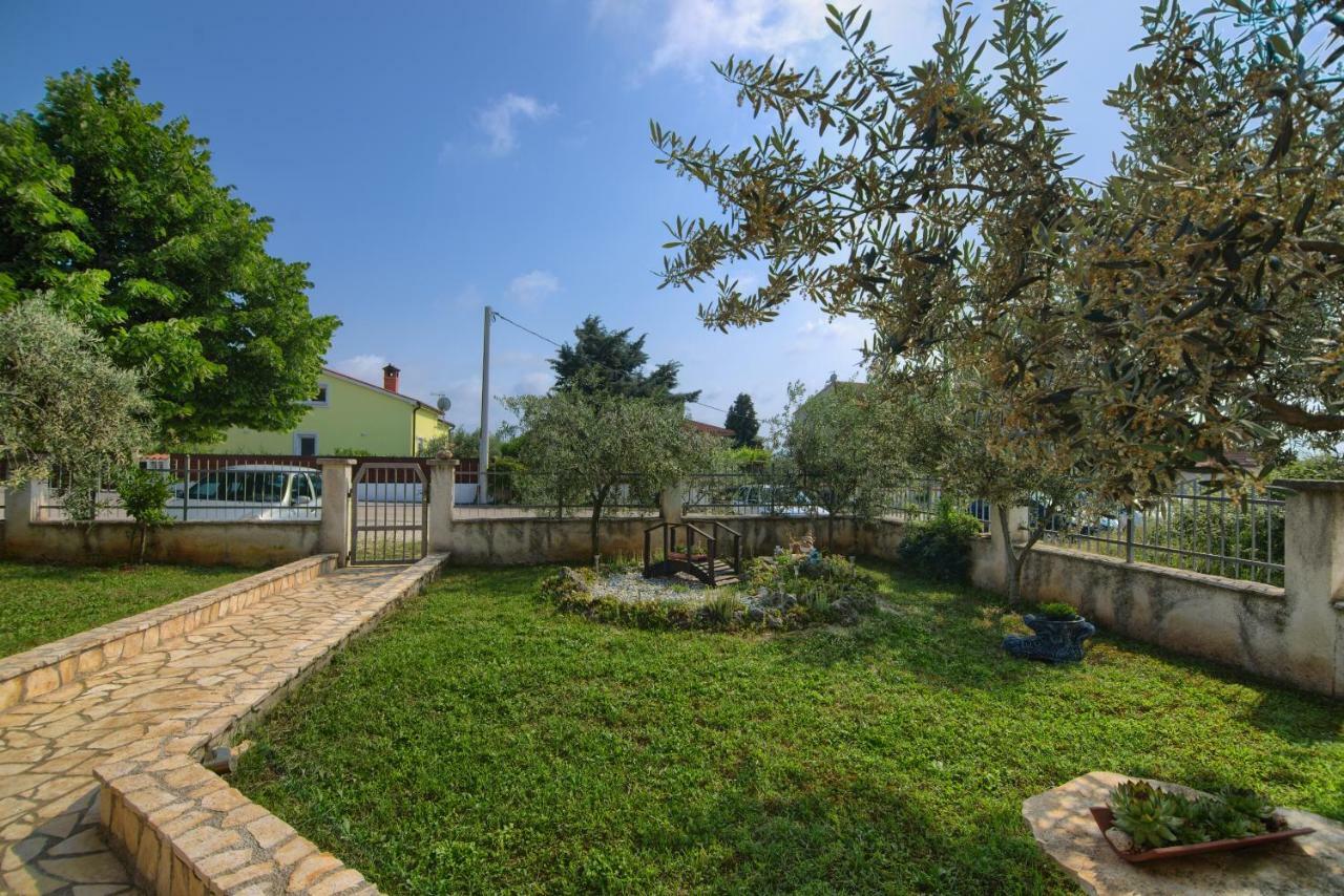Apartment And Holiday Home Mladenka Pula Exterior foto