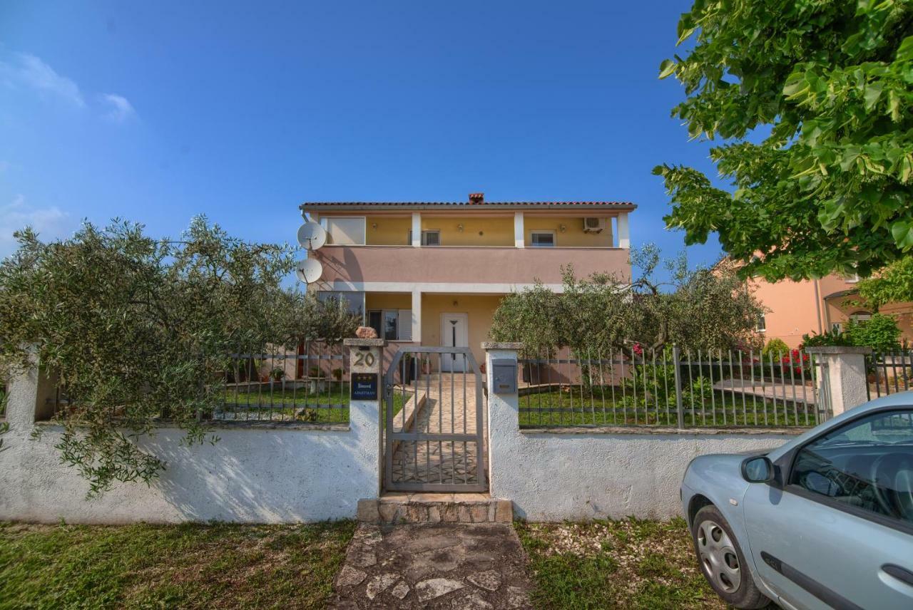 Apartment And Holiday Home Mladenka Pula Exterior foto
