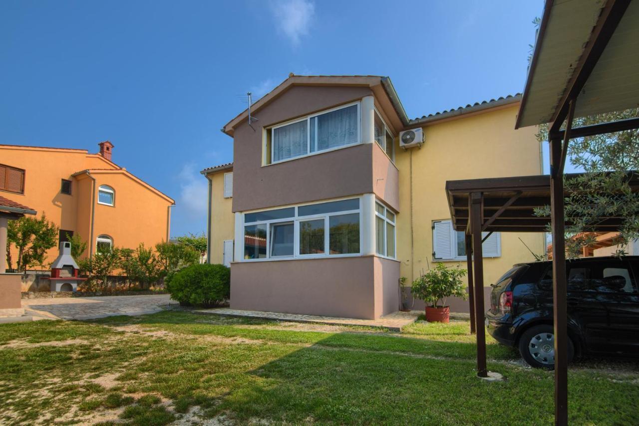 Apartment And Holiday Home Mladenka Pula Exterior foto
